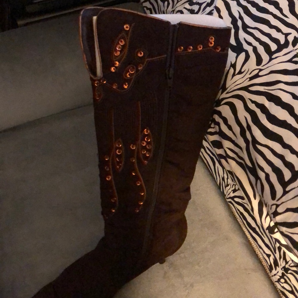 Boots - Picture 5 of 8